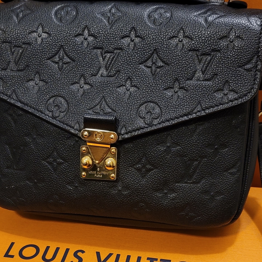 LOUIS VUITTON CROSSBODY BAG